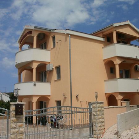 Apartments Antonija - Fitness Vinišće Extérieur photo