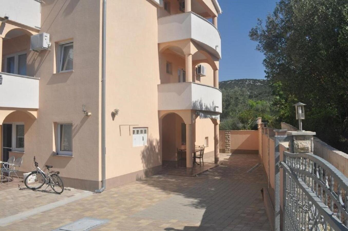 Apartments Antonija - Fitness Vinišće Extérieur photo