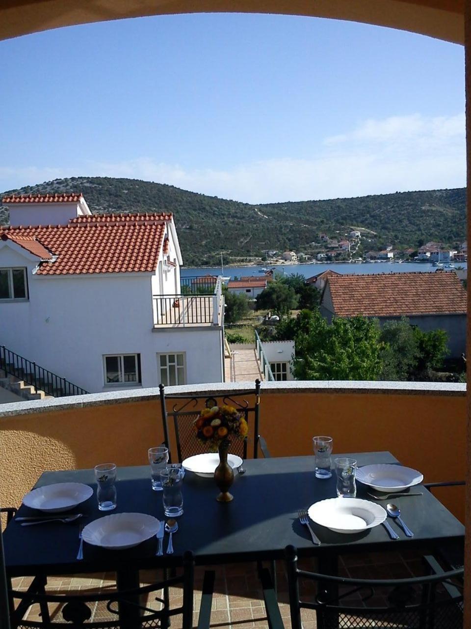 Apartments Antonija - Fitness Vinišće Extérieur photo